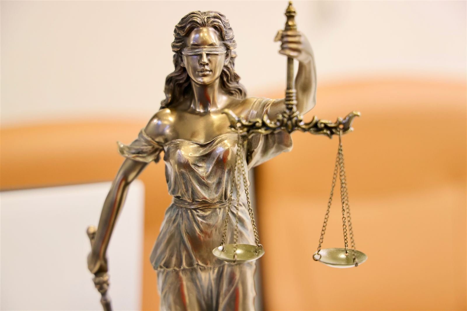 Estatua de la Dama de la Justicia con los ojos vendados sosteniendo una balanza