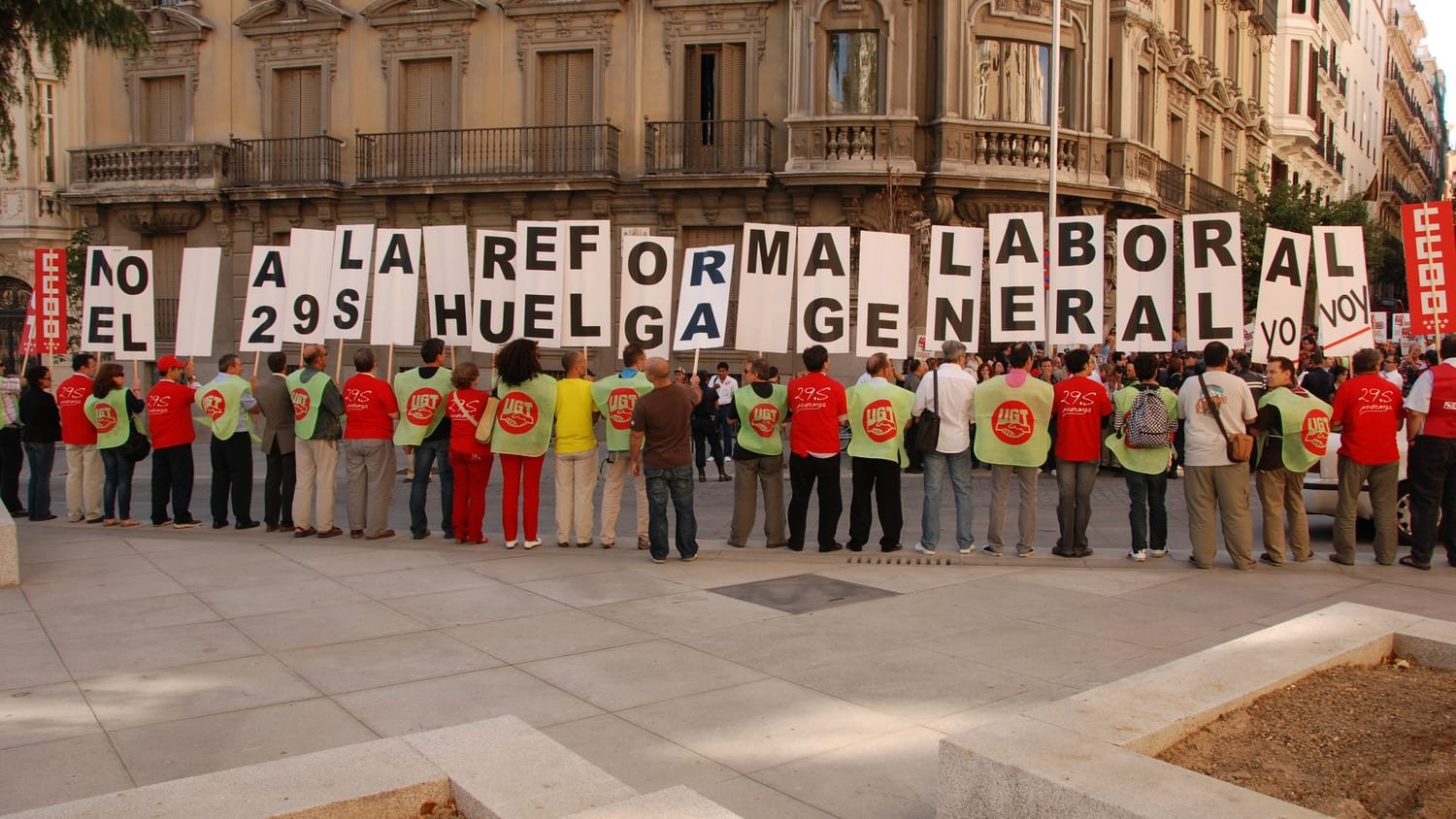 Concentración sindical en Madrid con carteles que forman las frases «No a la reforma laboral» y «29S huelga general»