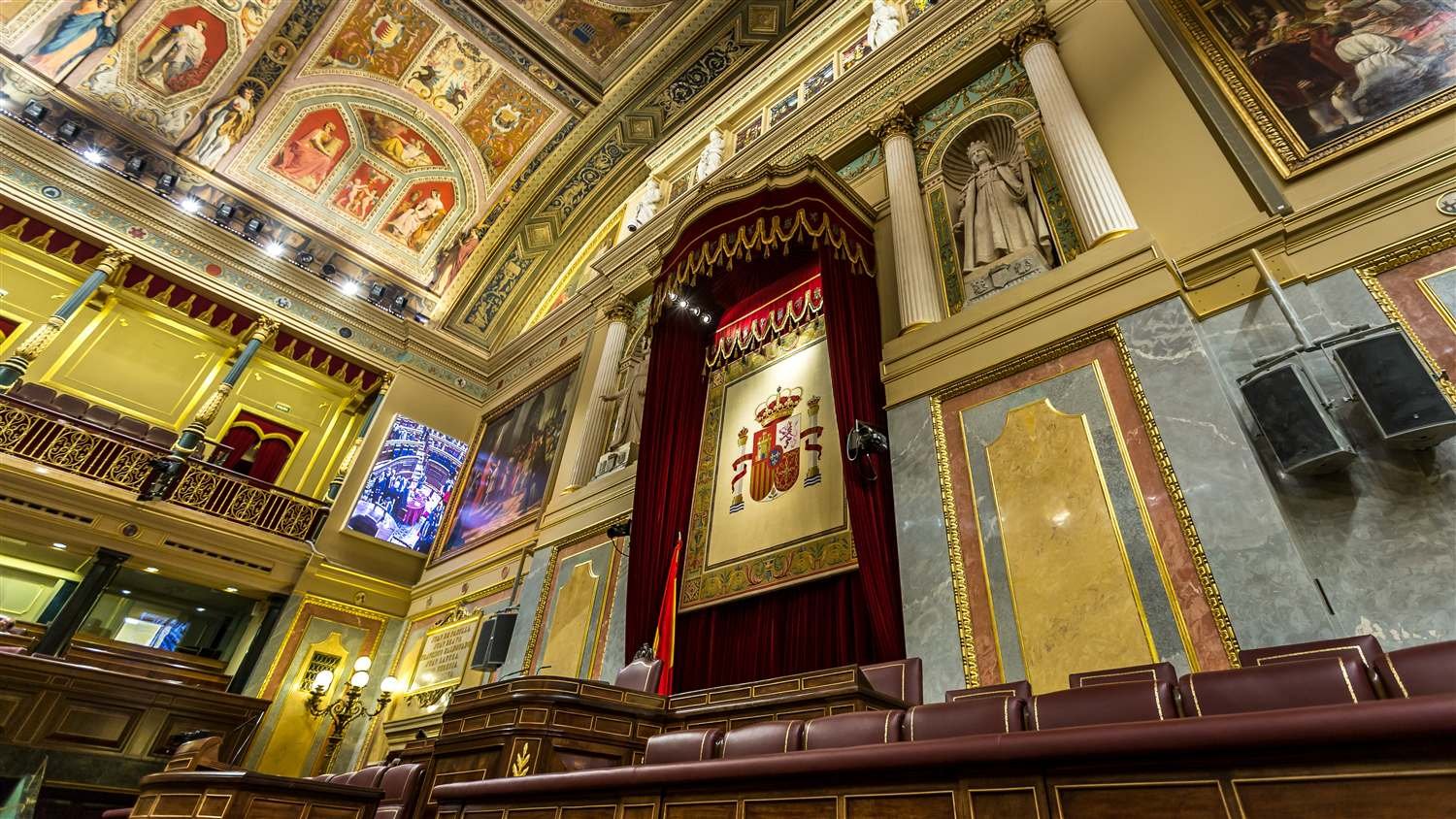 Hemiciclo del Congreso de los Diputados, con la tribuna presidencial y el escudo de España