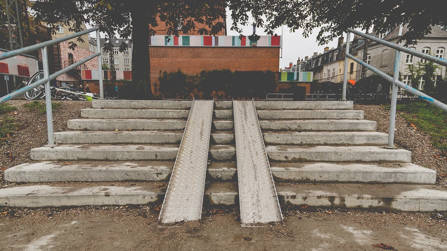 Rampas metálicas para silla de ruedas instaladas sobre una escalera exterior