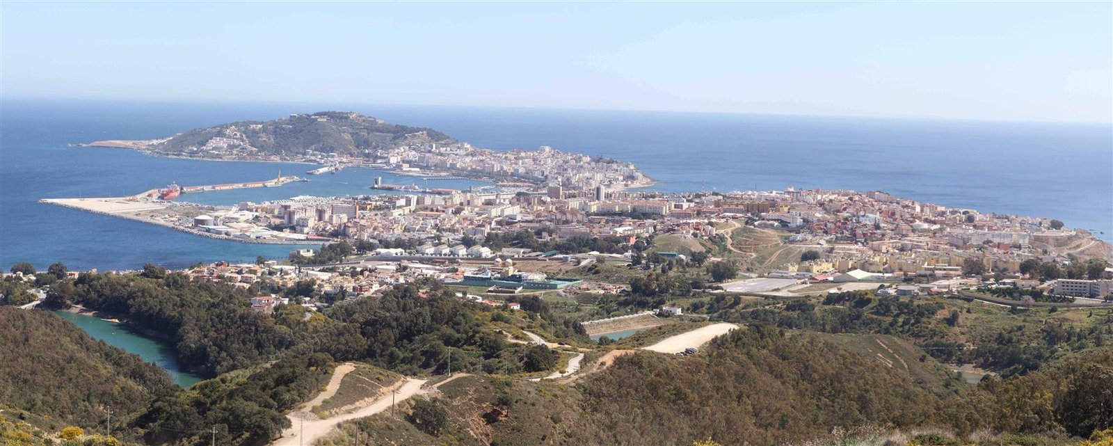 Vista panorámica de Ceuta desde el mirador de Isabel II, con el puerto, la bahía y el monte Hacho al fondo