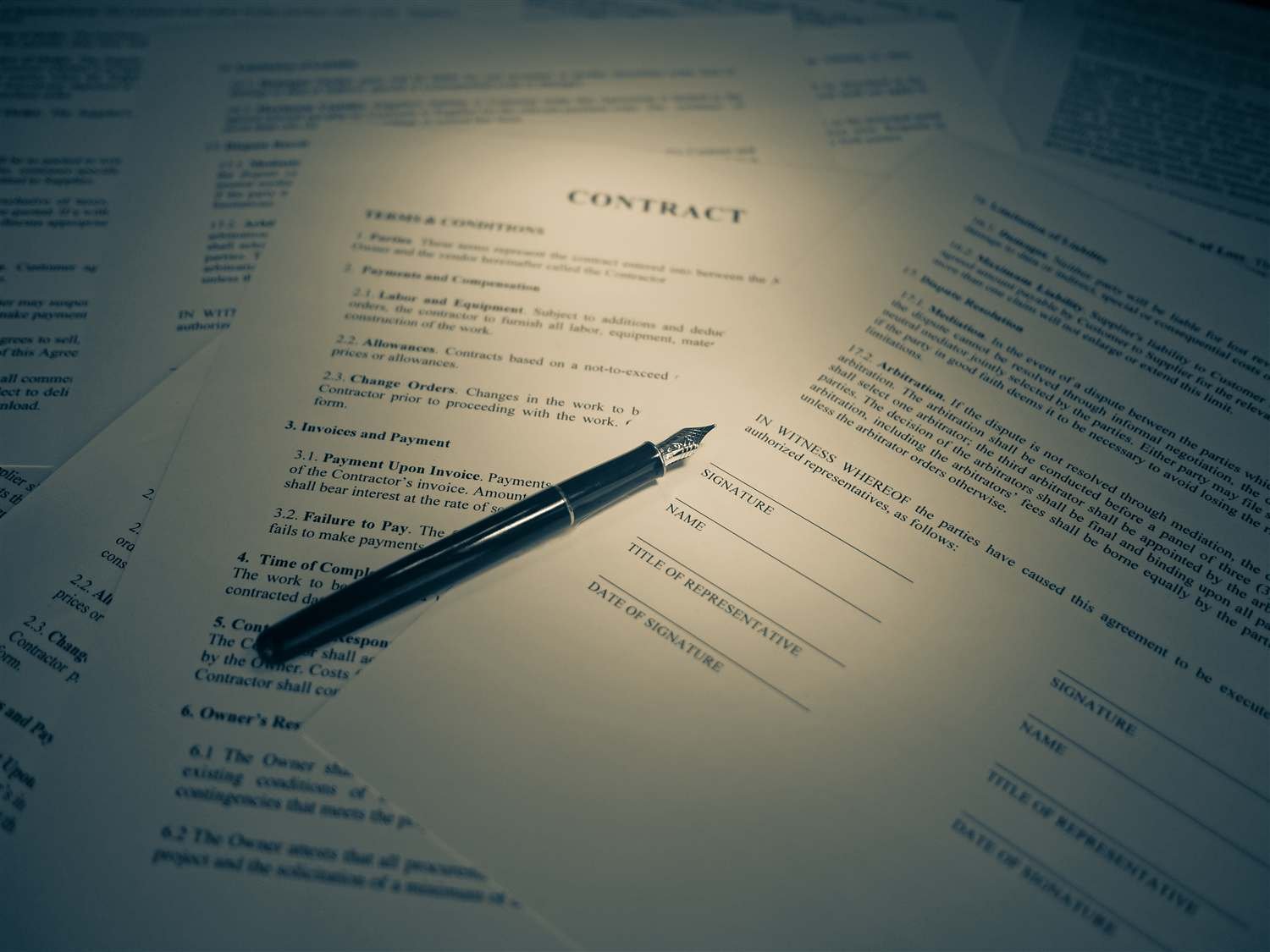 Un contrato laboral sobre la mesa con una pluma estilográfica lista para la firma