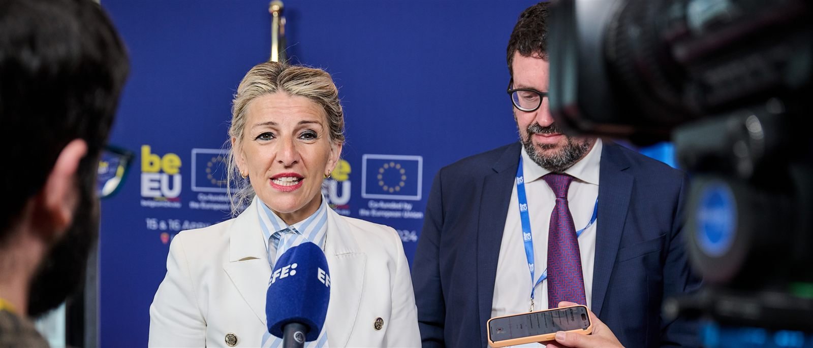Yolanda Díaz, vicepresidenta segunda y ministra de Trabajo y Economía Social, atendiendo a los medios ante micrófonos de prensa